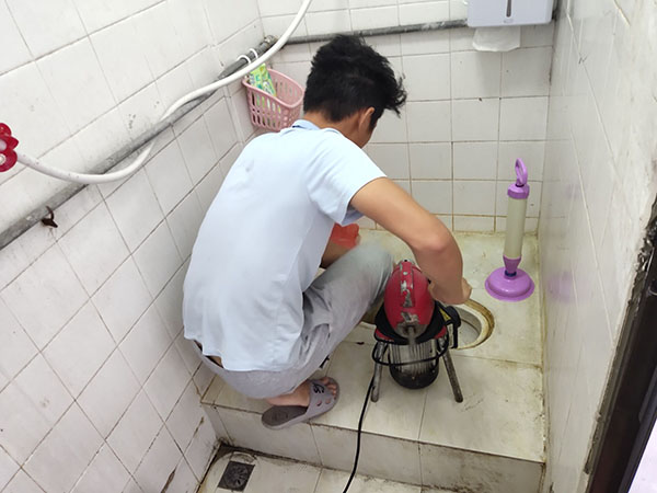 环江管道堵塞冒臭气 专业师傅现场解决问题
