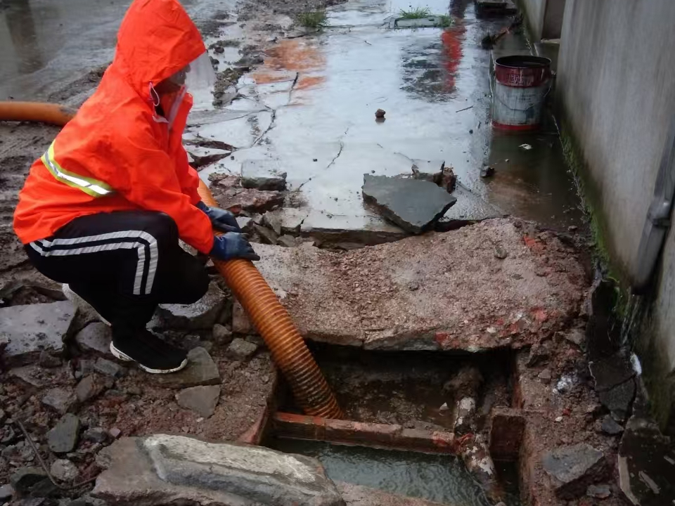 环江专业清理污水池 炜誉市政以规范流程守护城市 “肠道”