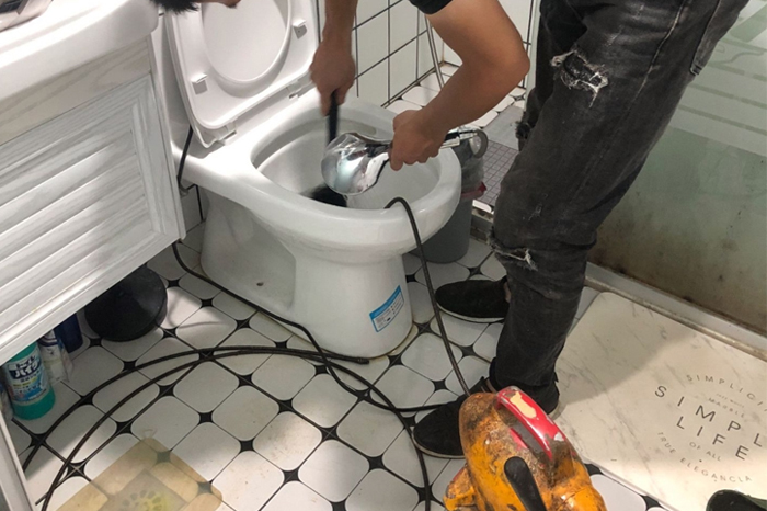 环江马桶堵塞自己疏通还是找师傅？专业上门服务让你省时更省心