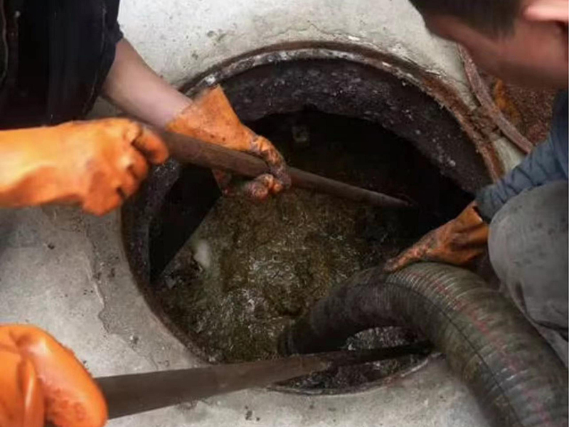 环江清理化粪池时如何避免沼气的危害？